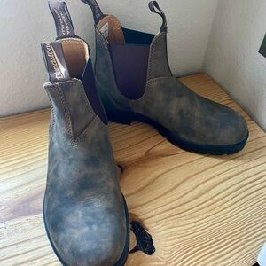 Like New Women’s Blundstone Chelsea Rustic Brown Heeled Boot. AU size 5.5.